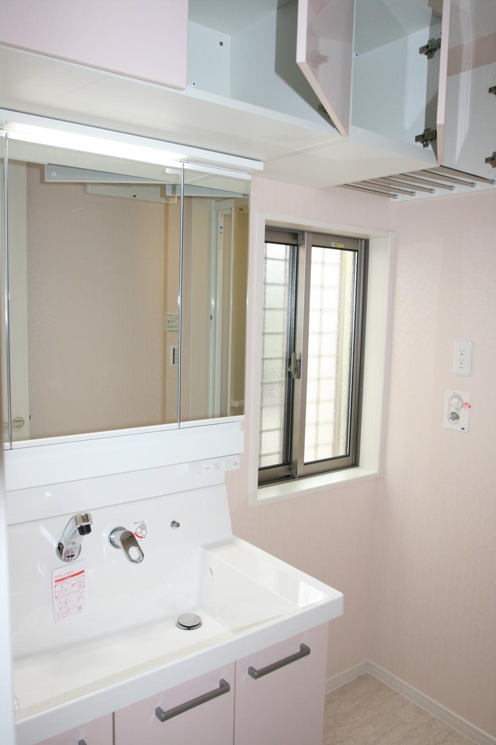 Wash basin, toilet. ● vanity: 2013 November shooting