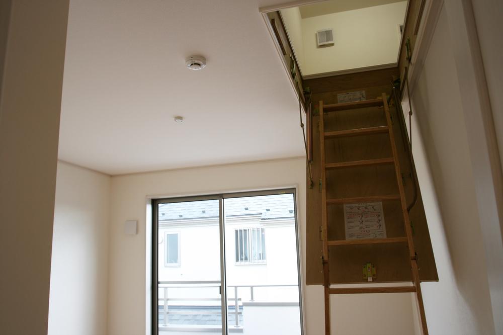 Other introspection. ● attic storage ladder: 2013 November shooting