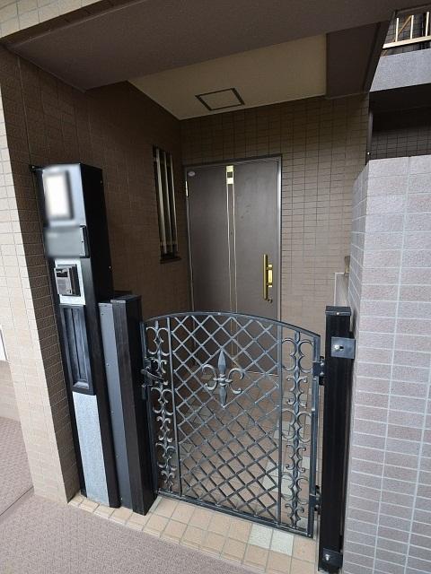 Entrance. Leksell Mansion Kokubunji entrance