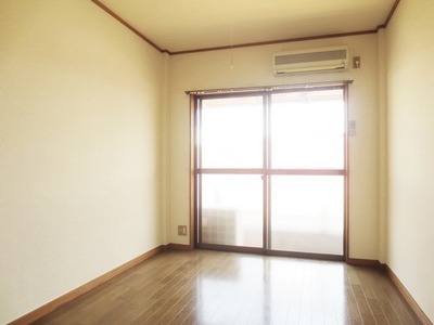 Other room space. Bright rooms