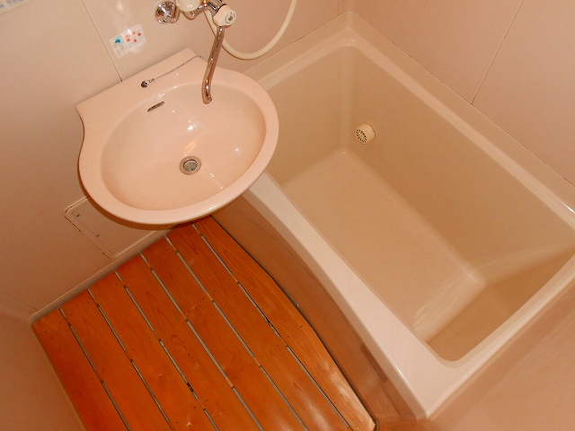 Bath. Grates with washing place.