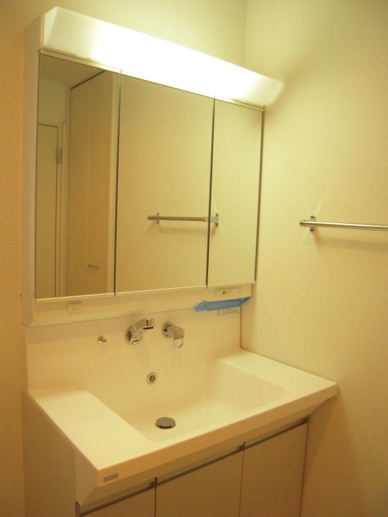 Wash basin, toilet. 1 Building Indoor (12 May 2013) Shooting