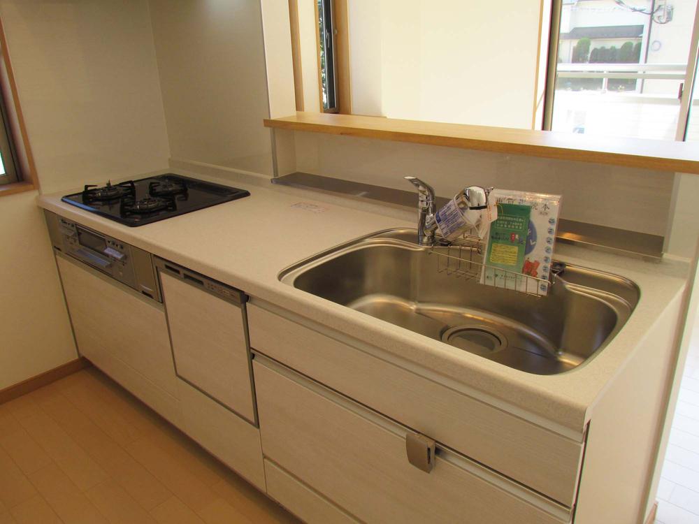 Kitchen. ● not interrupted conversation of family in the face-to-face kitchen