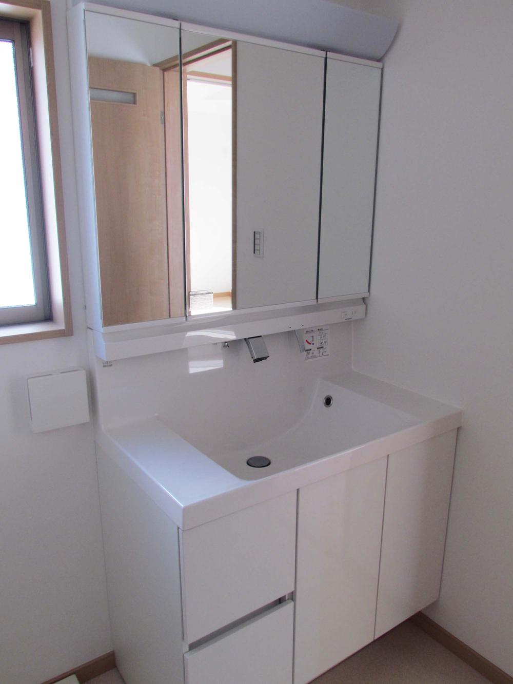 Wash basin, toilet. ● washbasin convenient three-sided mirror