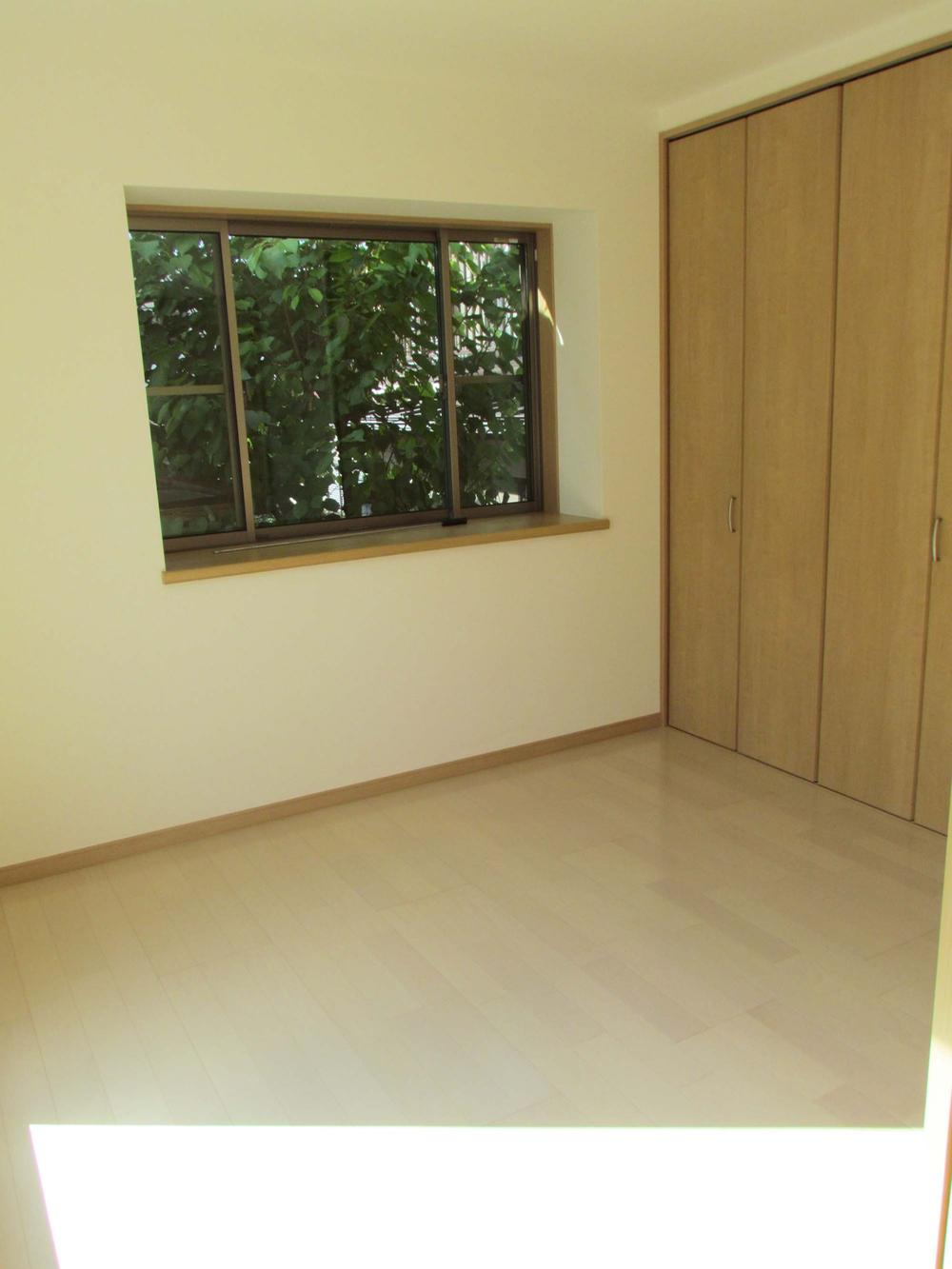 Non-living room. ● spacious living room