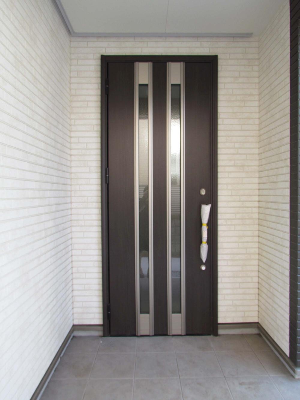 Entrance. ● front door