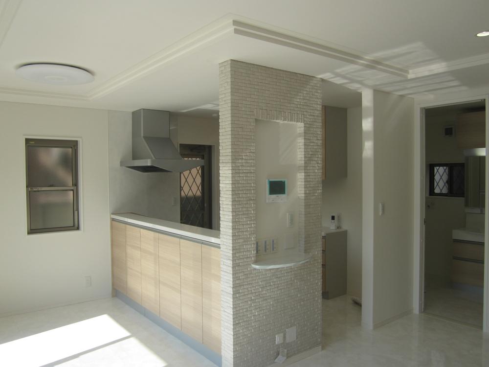 Living. ● stylish face-to-face kitchen: 2013 November shooting