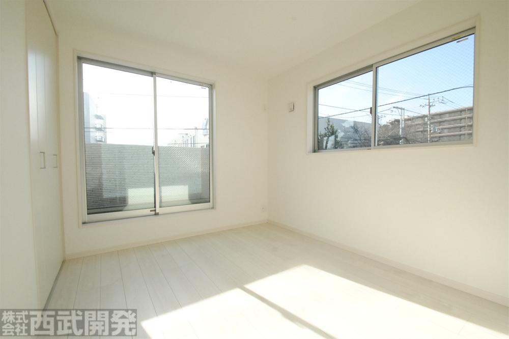 Non-living room. Western-style 5.75 Pledge Closet and with storage