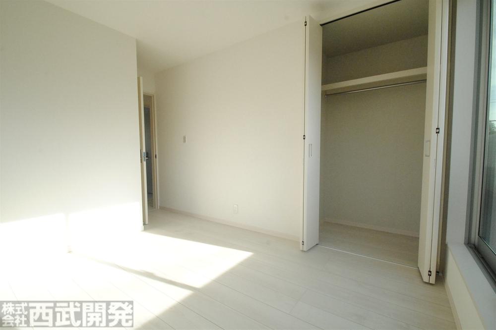 Non-living room. Western-style 5.75 Pledge Closet and with storage