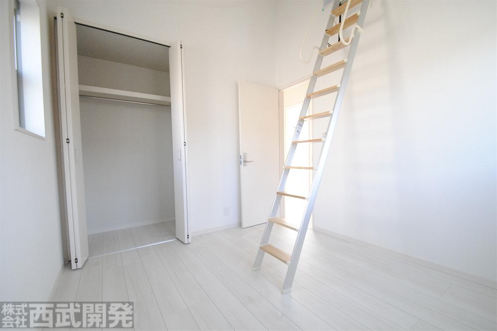 Living. Western-style 5.25 Pledge Loft & w closet