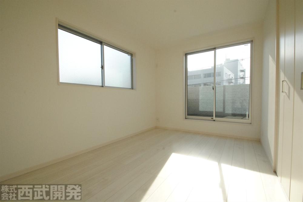 Non-living room. Western-style 6.75 Pledge Closet × 2