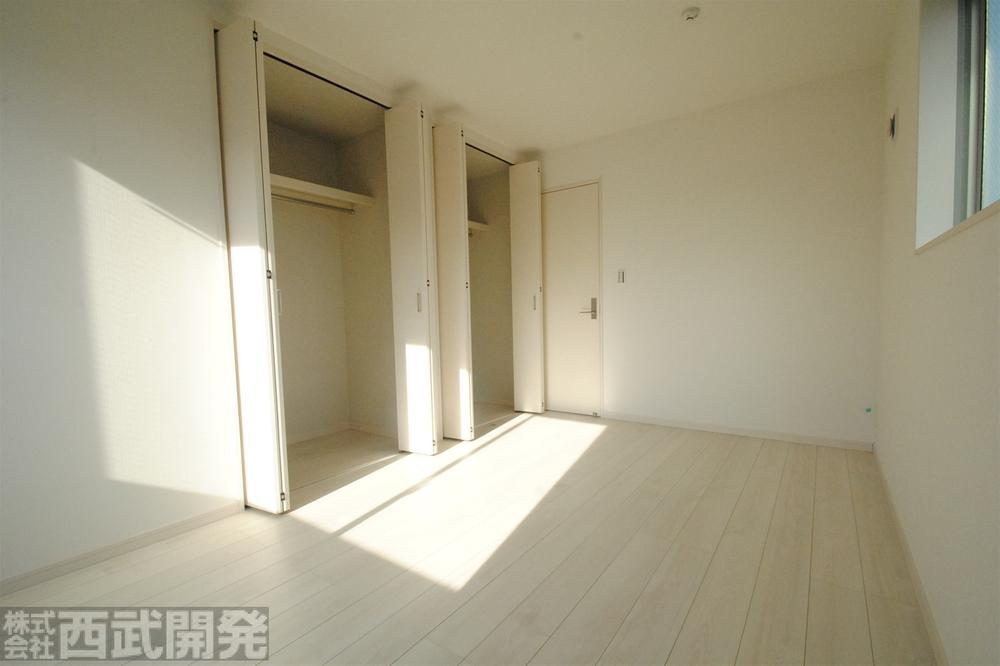 Non-living room. Western-style 6.75 Pledge Closet × 2