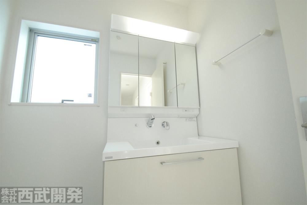 Wash basin, toilet. Shampoo dresser ・ Three sides with mirrors     Laundry Area