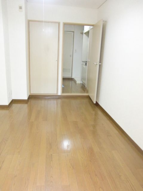 Living and room. Pets are changed only cat