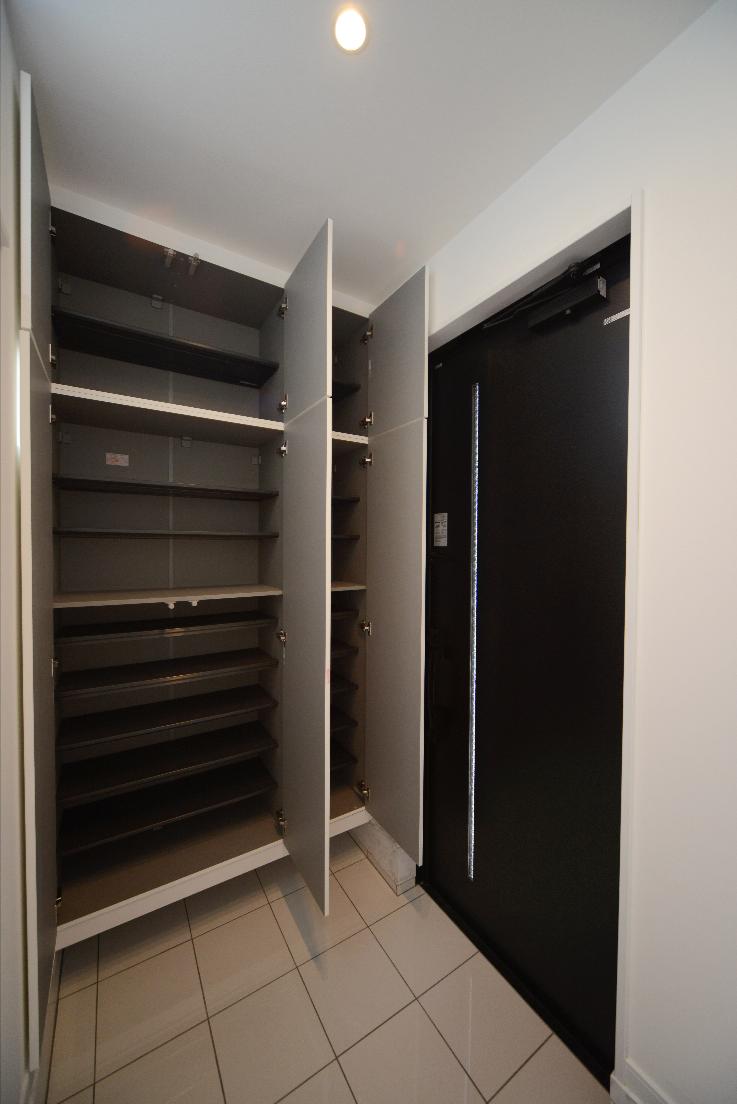 Entrance. Shoes cloak of mirror finish. Storage foot the number of about 40.