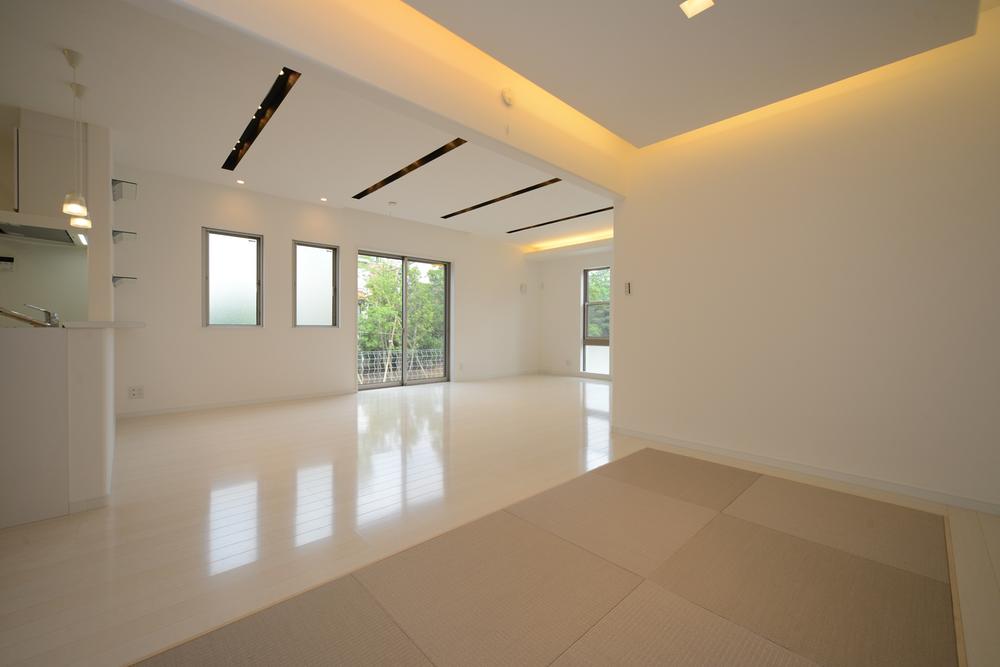 Living. It stuck to the lighting, Their original indirect lighting (Light and shadow are fused, Soothing living dining)