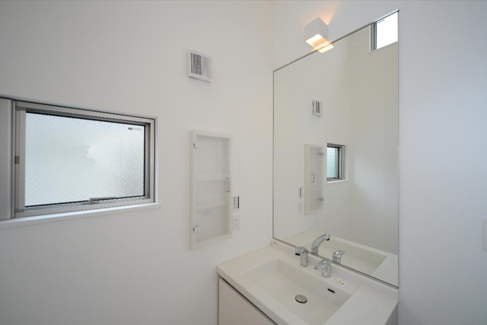 Wash basin, toilet. Square bowl basin, Also easy to clean in the shower water washing of eco handle specification.