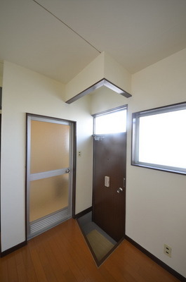 Entrance. ☆ Spacious entrance ☆