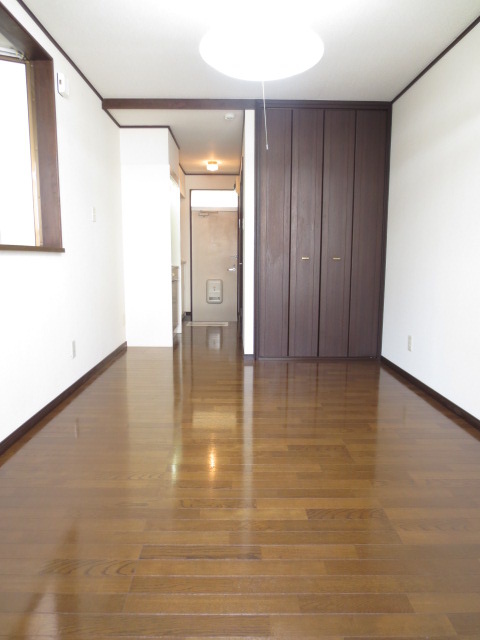 Living and room. Spacious 7 Pledge