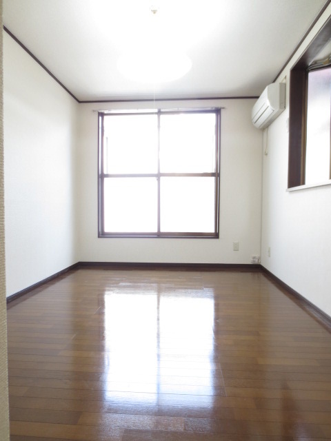 Living and room. 2 side lighting of the corner room