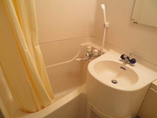 Bath. Effortless unit bus cleaning