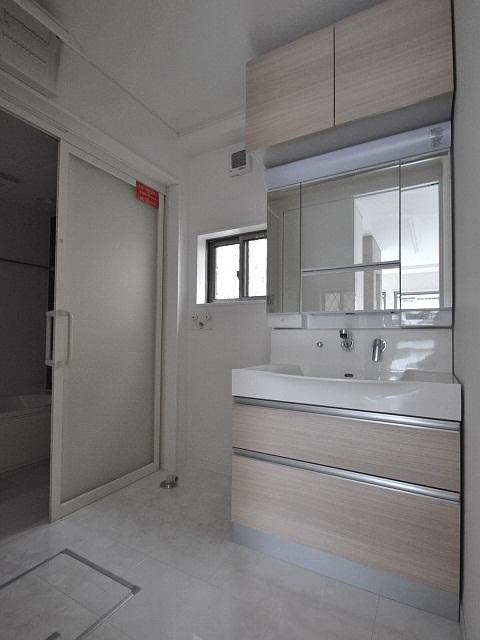 Wash basin, toilet. Honda 3-chome washroom