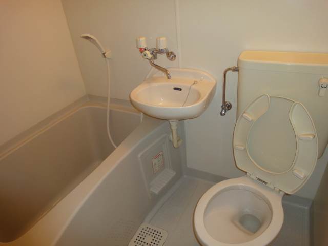 Bath. Cleaning is easy to unit bus