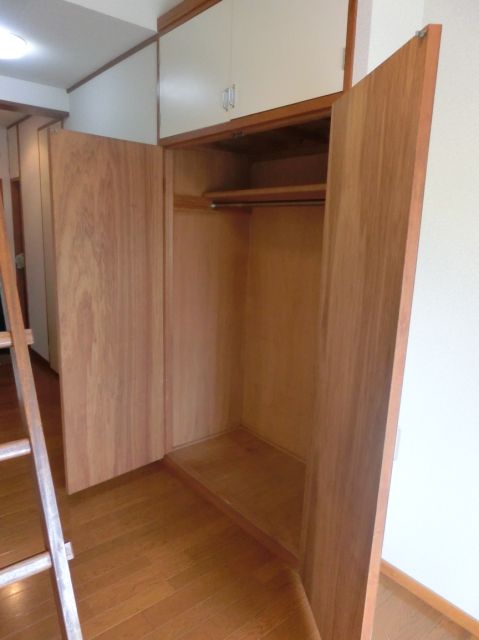 Receipt. There is a closet in the living room