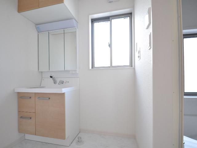 Wash basin, toilet. Favorite Place National 1 Building Washroom