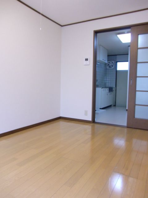 Other room space. Kitchen direction as seen from the window side