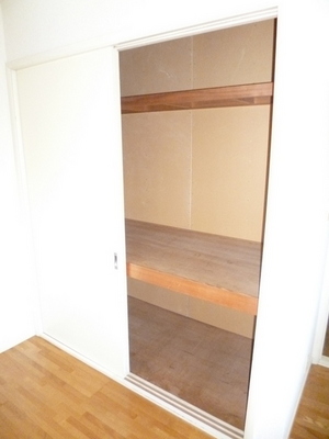 Living and room. There is between the housing 1 to the Western-style