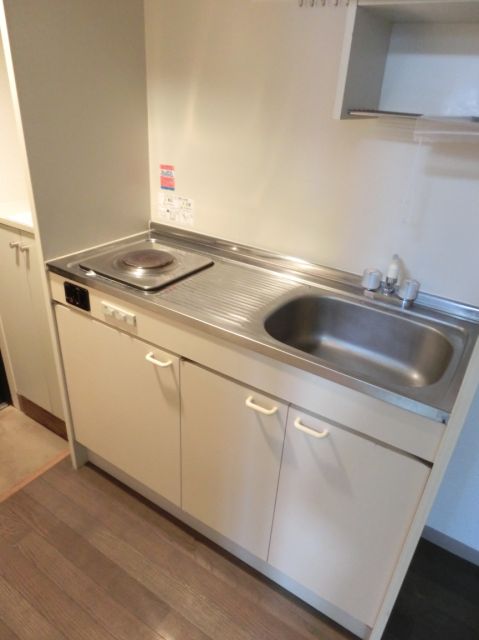 Kitchen. The kitchen has an electric stove is installed ☆