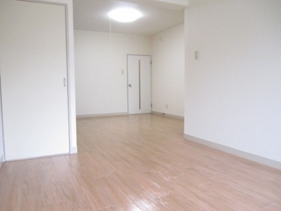 Living and room. Looking for room to Town housing National shop ◆ Feel free to