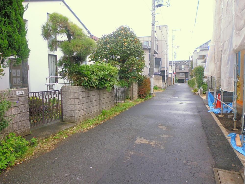 Local photos, including front road. Location