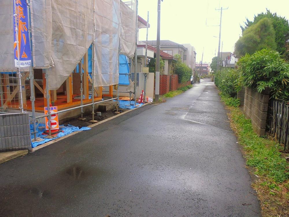 Local photos, including front road. Location