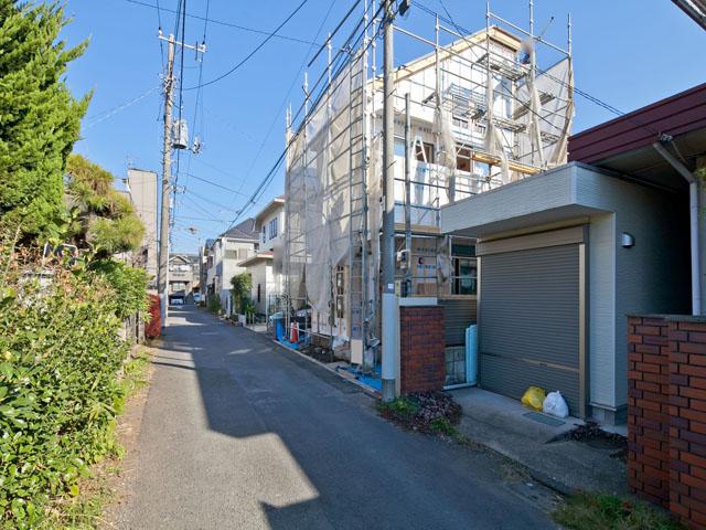 Local photos, including front road. It is a quiet residential area