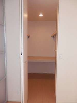 Receipt. ◆ Plenty of storage that can be walk-in closet ◆