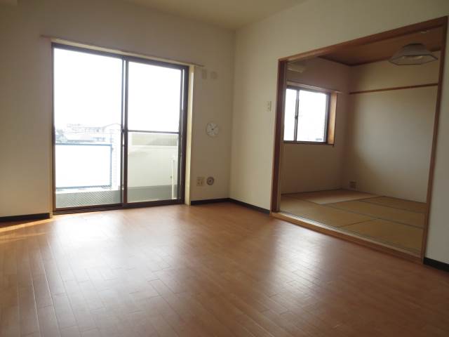 Living and room. Facing south