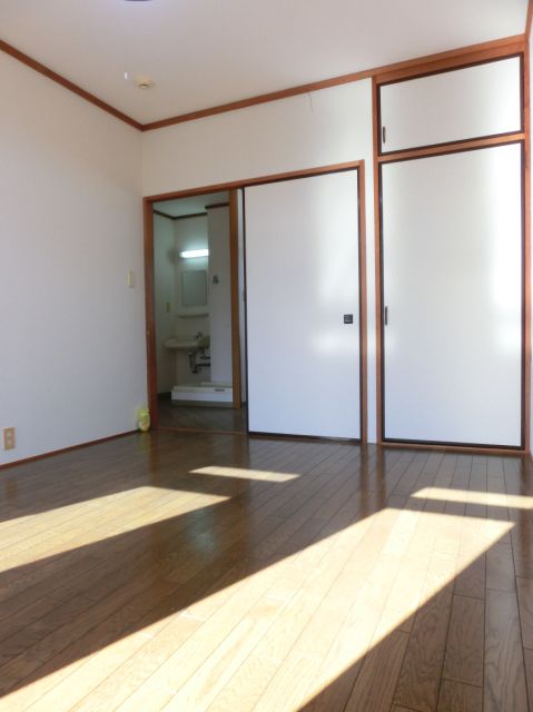 Living and room. Is the entrance direction as viewed from the veranda side ☆ 