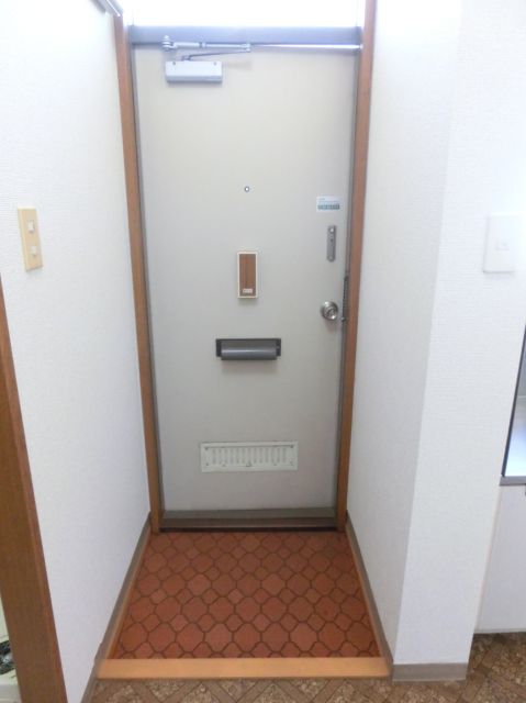 Entrance. And have a window in the front door the top, Bright is ☆ 