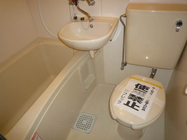 Bath. Cleaning is easy to unit bus