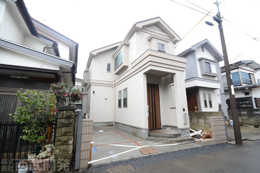 Local photos, including front road. Local (12 May 2013) Shooting