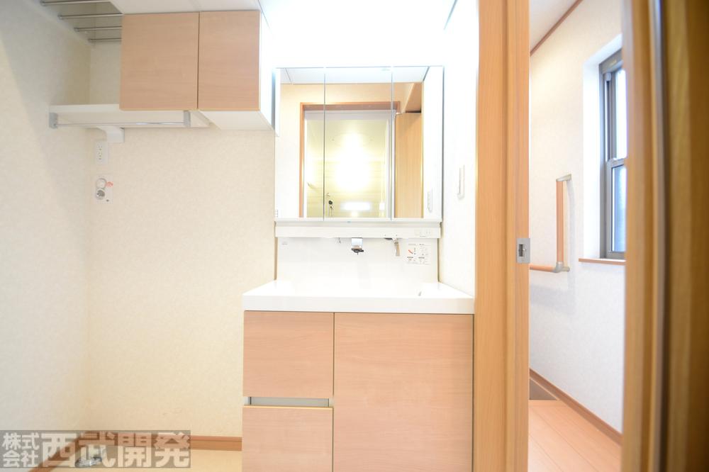 Wash basin, toilet. Shampoo dresser ・ Three sides with mirrors Laundry Area