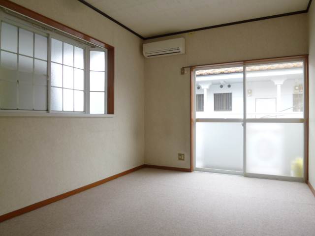 Living and room. Corner room bay window there of Western-style