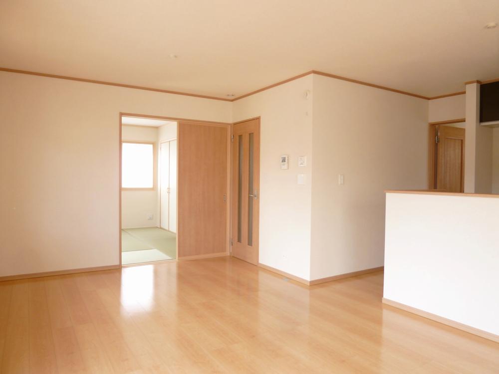 Same specifications photos (living). (Building 2) same specification living