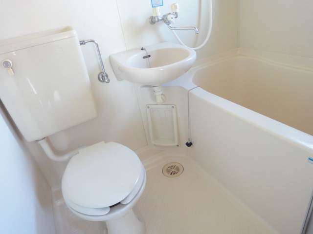 Bath. Effortless unit bus cleaning