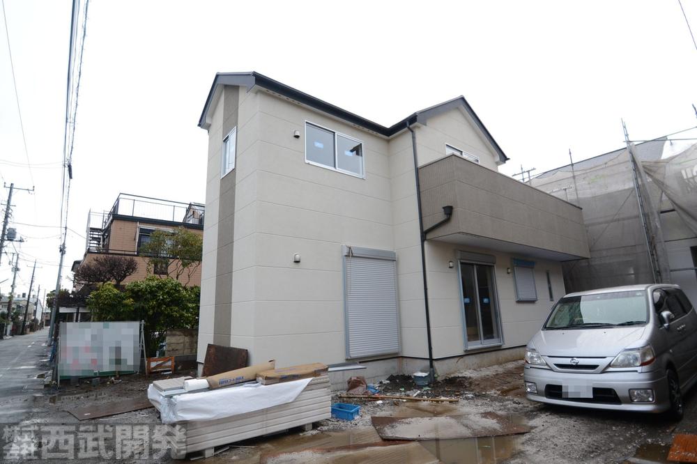 Local photos, including front road. Local (12 May 2013) Shooting 1 Building