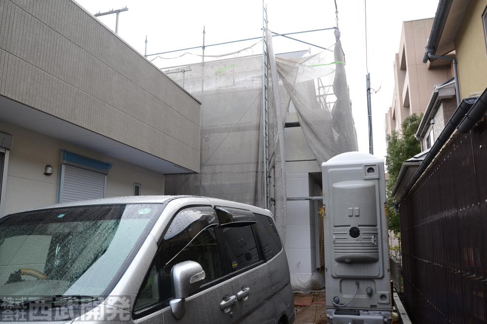 Local photos, including front road. Local (12 May 2013) Shooting Building 2