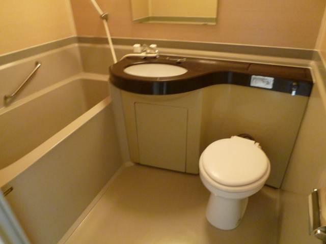 Bath. Effortless unit bus cleaning