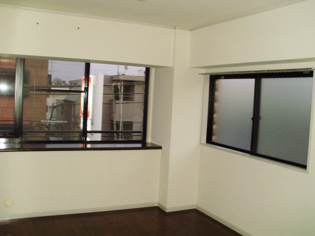 Other room space. Two-sided lighting bay window